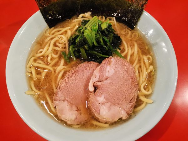 「豚骨醤油らーめん」@武蔵家 沖縄本店の写真