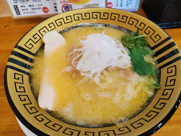 「鶏こてっ醤油」@らぁ麺 しろがね 那覇店の写真