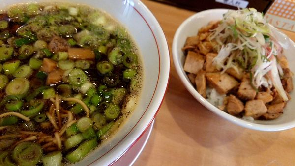 「国済寺ブラック拉麺＋きまぐれ丼(800円＋300円)」@原口商店の写真