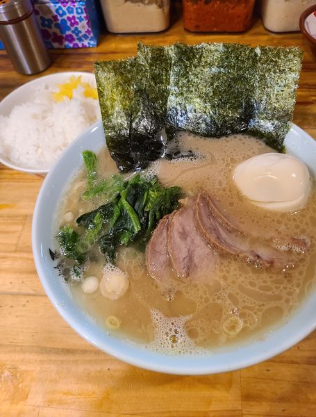 「チャーシューメン¥950+味玉¥100+ごはん¥100」@洞くつ家の写真