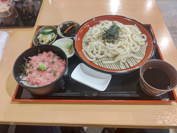 「ざるうどんとミニねぎとろ丼セット980円」@田舎料理しおんの写真