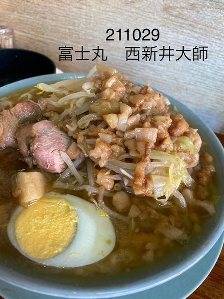 「ラーメン（半分）＋サ生卵　にんにく別皿　チョイ野菜」@ラーメン富士丸 西新井大師店の写真