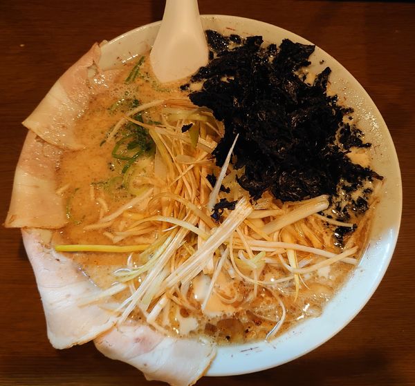 「豚骨塩 全部のせ(950円)」@十七代目 哲麺 小平店の写真