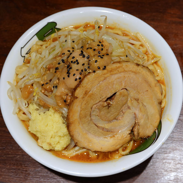 「雷味噌 中 1,100円（野菜チョイ増し・ショウガ）」@ラーメン 雷 東京本丸店の写真