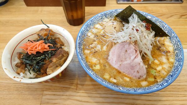 「【限定】酸辛担麺 940円+豚ばらナンコツごはん 350円」@中華そば専門 とんちぼの写真