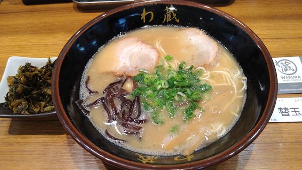 「わくらーめん(開店記念)350+替玉100+辛子高菜100」@博多とんこつラーメン わ蔵 御徒町店の写真