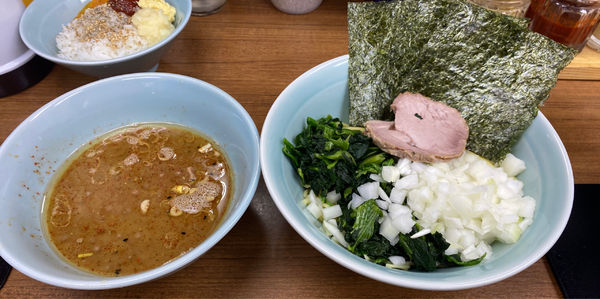 「つけ麺中 熱盛り 硬 濃 多 ほうれん草 タマネギ ライス」@横浜ラーメン 武蔵家 北千住店の写真