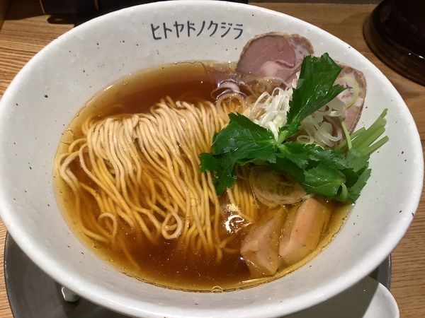 「醤油らぁ麺　880円」@ヒトヤドノクジラの写真