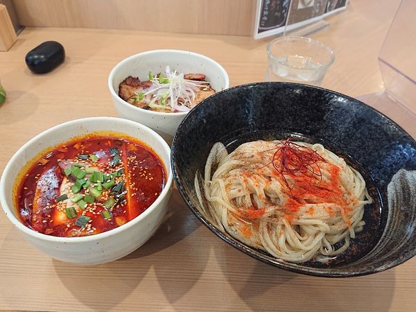 「特製つけ麺 辛期間限定 チャーシュー丼」@支那蕎麦屋 藤花の写真
