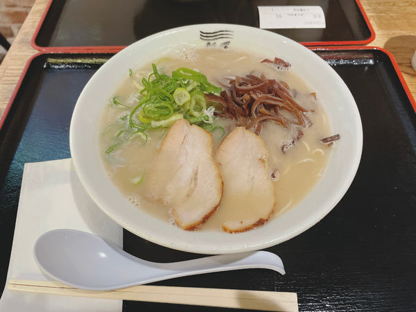 「博多豚骨」@博多 新風 日比谷ラーメンアベニュー店の写真