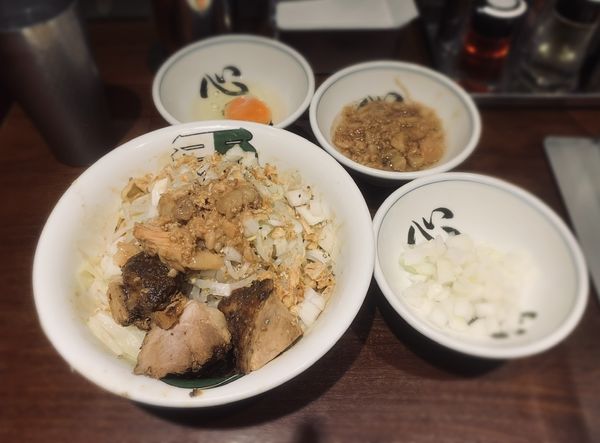 「汁なしミニ（￥900）他」@ラーメン 雷 東京本丸店の写真