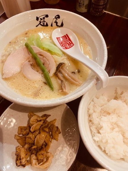 「純白湯らぁめん 通常価格850円 鶏皮炙り200円 飯120」@らぁめん冠尾 恵比寿西店の写真