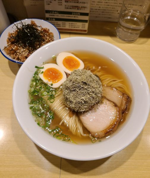 「ラーメン+がごめ昆布+玉子+いか飯」@函館塩ラーメン 五稜郭の写真