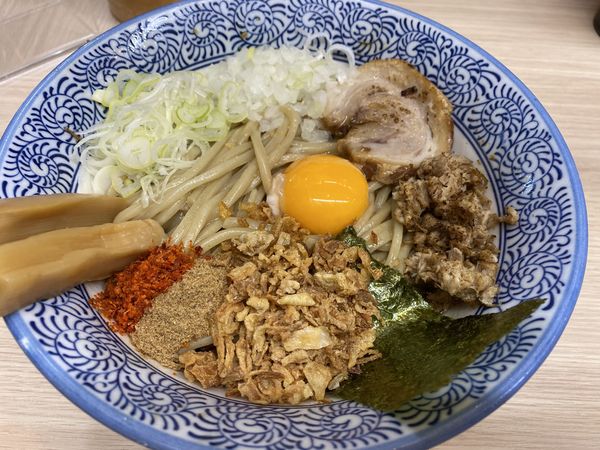 「まぜそば並 880円＋ライス 100円」@狼煙 大宮店の写真