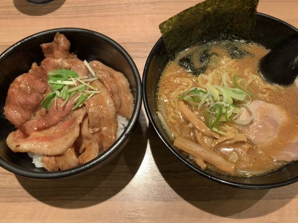 「十勝ホエー丼ハーフらー麺セット 1100円」@麺屋 開高 新千歳空港店の写真