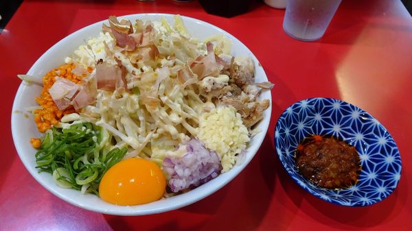 「まぜそば麺300g（880円）＋ダブルチーズ　ニンニク空揚げ」@用心棒 市ヶ谷飯田橋の写真