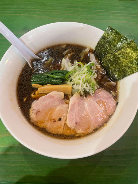 「焦がし黒醤油ラーメン(900円)」@琉球新麺 通堂 横浜ラーメン博物館店の写真