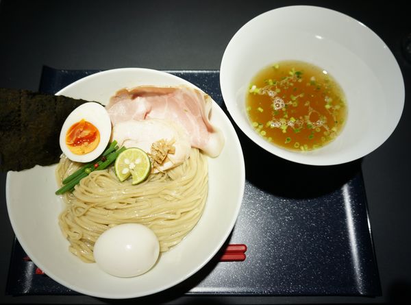 「【十一月限定麺 裏】鶏節塩 昆布水つけ麺＋味玉」@noodle art gallery Ryota Tezukaの写真