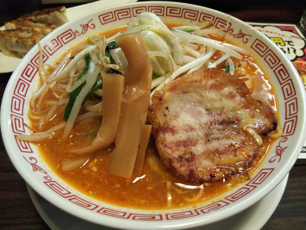 「ラーメン＆ギョーザセット　：辛味噌ラーメン　※㋗で５００円」@麺屋はしごの写真
