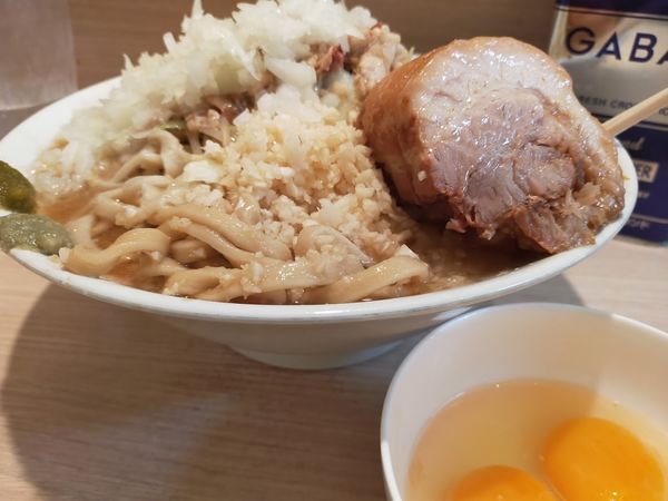 「塩・刻玉葱・生卵（600・麺固・脂・大蒜・煮干・山葵・柚子）」@麺屋 味方の写真