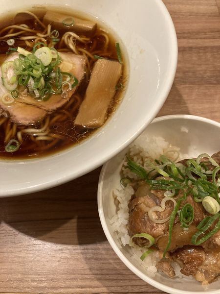 「淡麗醤油ラーメン、ソーキ丼」@ソラノイロ NIPPONの写真