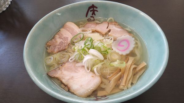 「淡麗しじみの潮ラーメン¥750+赤星 鳥皮モツ煮シェア」@あじ庵食堂の写真