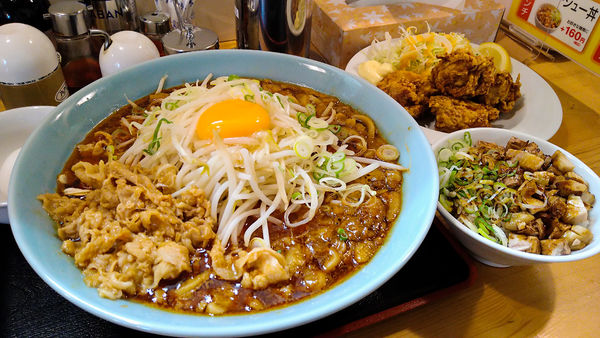 「限定/スタミナ富士ラーメン+特盛り+チャーシュー丼+唐揚げ」@優勝軒 狭山店の写真