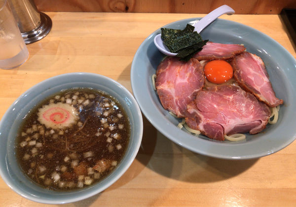 「チャーシューざる+生玉子（1250円）」@らーめんセンター トミオの写真