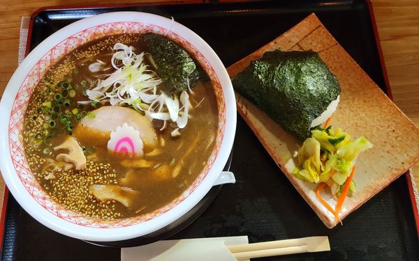 「あちち らーめん 1100円(おにぎり×1・お新香付)」@ラーメン創作料理 太鼓判亭 本店の写真