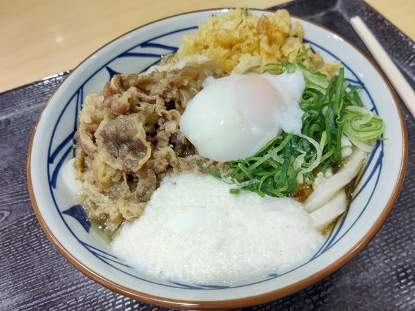 「牛とろ玉うどん(温・並盛)690円」@丸亀製麺 イーサイト高崎店の写真