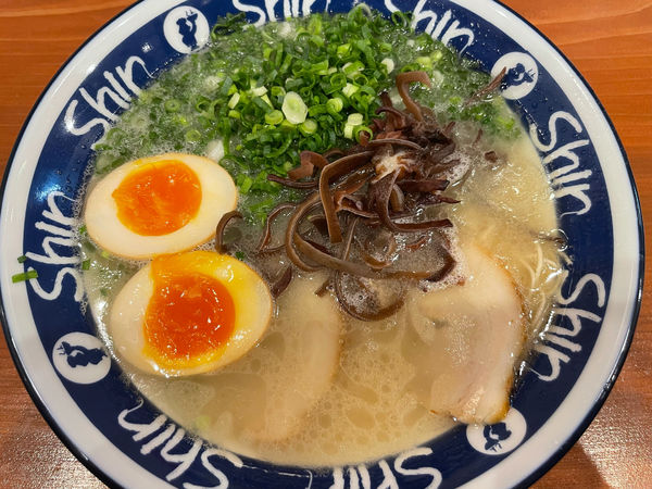 「ラーメン煮玉子ネギ替え玉(990円)」@博多らーめん ShinShin 天神本店の写真