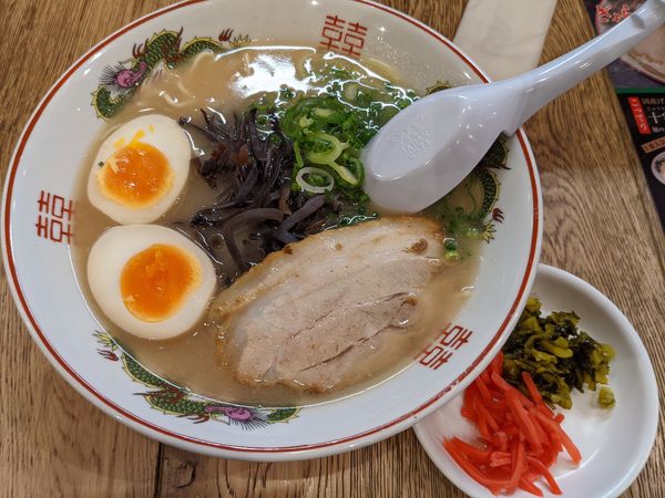 「煮玉子十割ラーメン（中太）」@ぎょらん亭 西早稲田店の写真