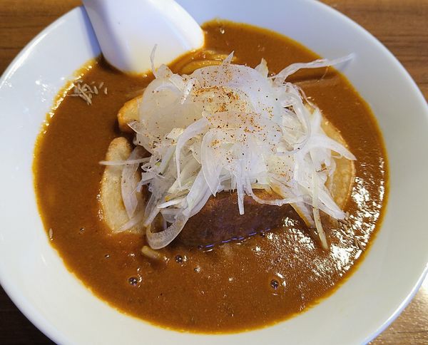 「【限定】スパイシー牛タンカレーヌードル ￥980」@寿製麺よしかわ 川越店の写真