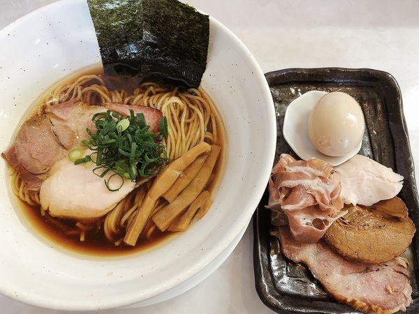 「鶏そば　醤油（850円）、特製トッピング（350円）」@中華蕎麦 一無庵の写真