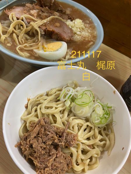 「ラーメン(半分)＋白　980+100」@ラーメン富士丸 明治通り都電梶原店の写真