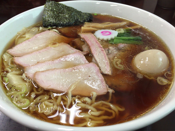 「焼豚ワンタン麺＋玉子」@とら食堂 松戸分店の写真