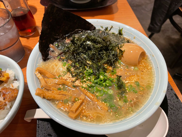 「特製天外天ラーメン + チャーシュー飯」@天外天 東京ラーメンストリート店の写真
