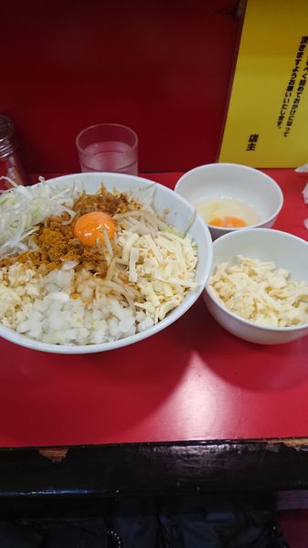 「まぜそば+チーズ+生玉子」@豚ラーメン 蕨店の写真