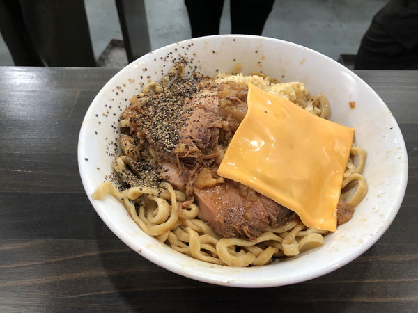 「汁なし チーズ 野菜抜き 300g ニンニクアブラマシカラメ」@夢を語れ 千葉の写真