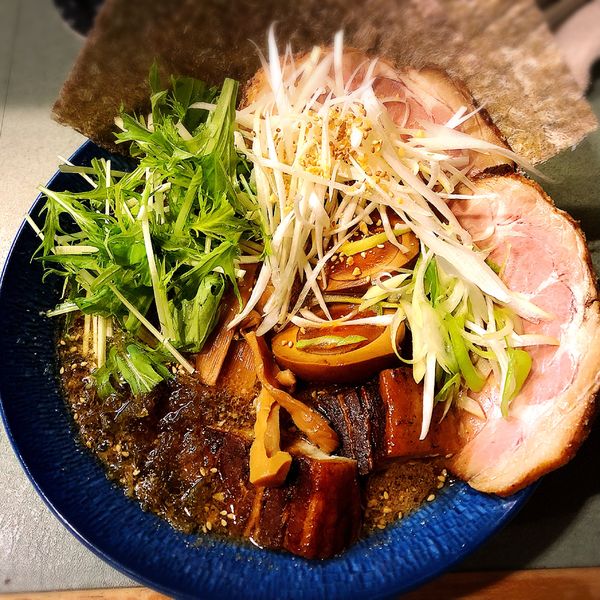 「ぜんぶ盛らあめん(しょうゆ・中太) 1.050円」@喰うかいの写真