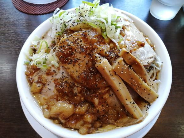 「八二郎BLACK(200g)＋豚増し」@らーめん まるはちの写真