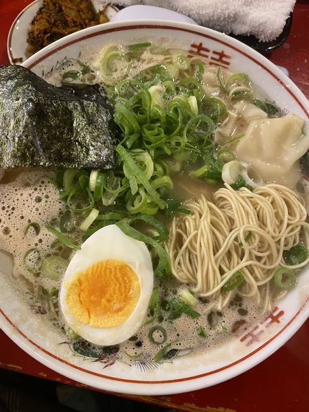 「らーめん+ねぎ+とぅるとぅる 800+100+100」@中洲屋台 長浜ラーメン 初代 健太の写真