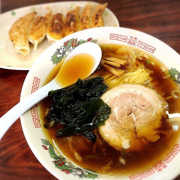 「ラーメン 400円 餃子 330円」@こまつ屋の写真