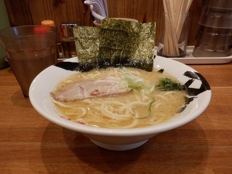 「豚骨醤油ラーメン」@煮干し らーめん てのごい屋 生田店の写真