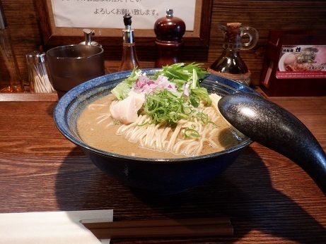 「燻製　鶏白湯らーめん　並盛」@燻製麺 燻の写真
