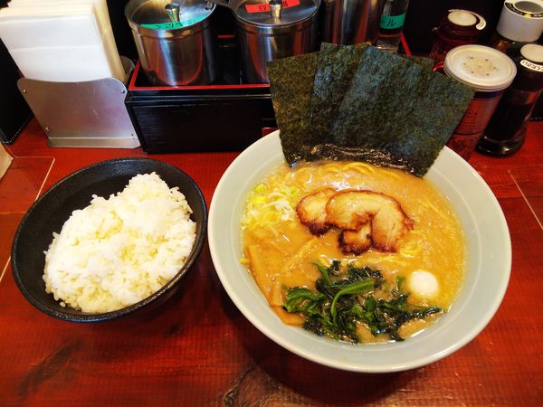 「家系醤油豚骨ラーメン税込750円とランチサービスのライス」@横浜家系ラーメン 圭壱家の写真