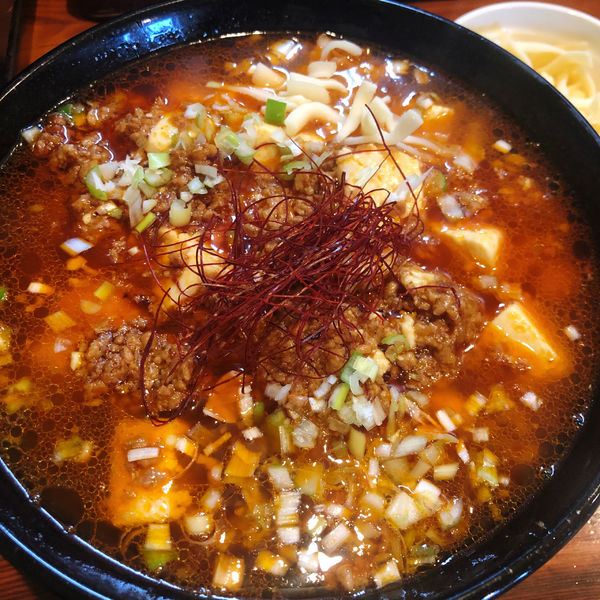 「麻婆豆腐麺 割り飯付き 750円 チーズ 100円 麺少なめ -」@麺＆cafe Coi.Coi.の写真