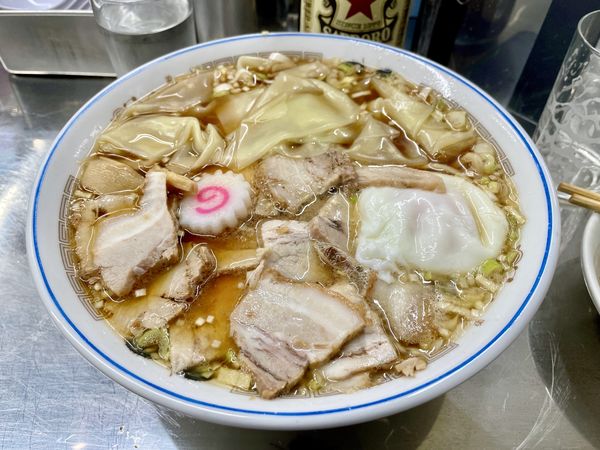 「サッポロ赤星＋チャシュー皿→チャシューワンタンメン＋半熟玉子」@中華そば みたかの写真