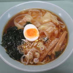 ワンタンメン（810円）