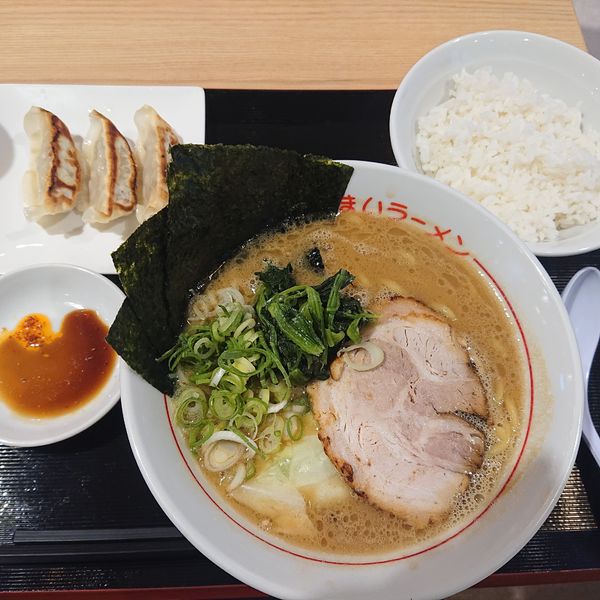 「うまいラーメン850円、餃子セット250円」@うまいラーメン 松福 甲府店の写真